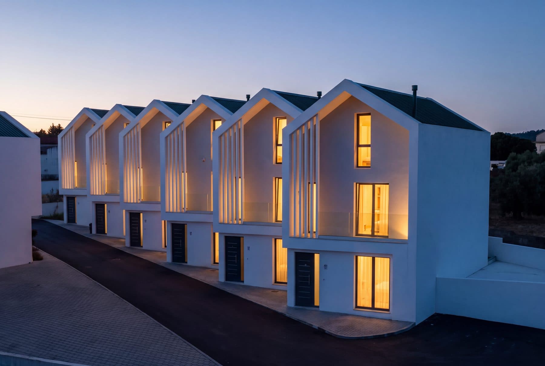 The eight houses together. They are identical to one another; what changes from one to the next is the plot and the orientation.