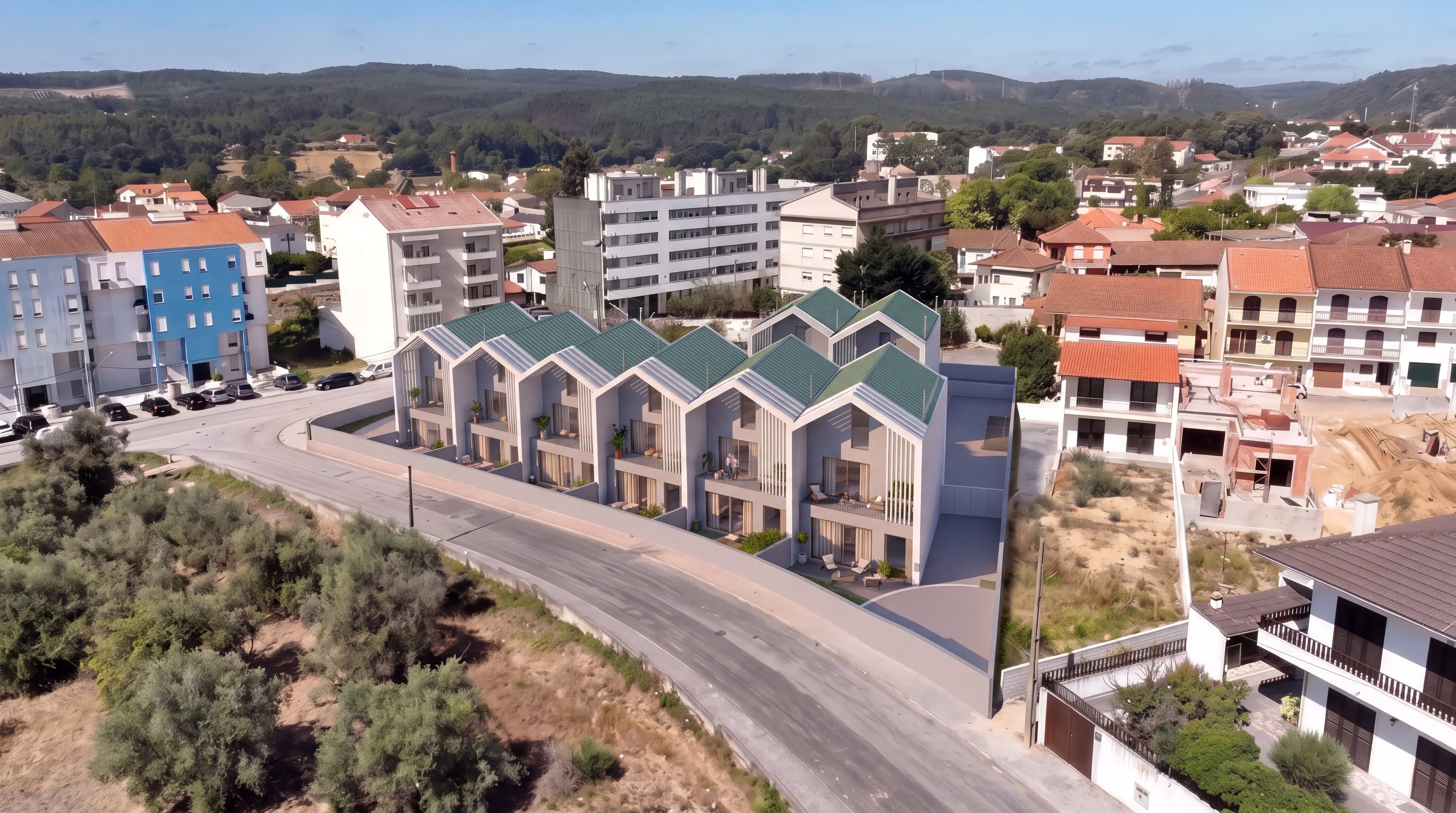 Fachada branca com lâminas verticais e cobertura verde.